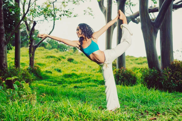 Doğada Yoga kadın dışında — Stok fotoğraf