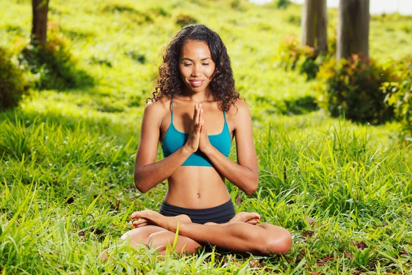 Donna yoga su erba verde — Foto Stock