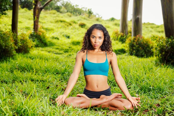 Yoga vrouw op groen gras — Stockfoto