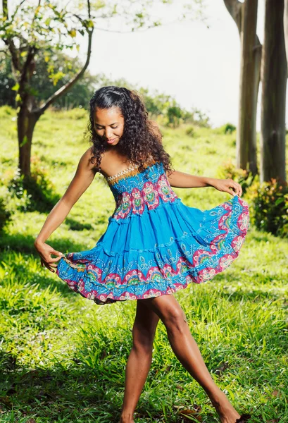 Afrikalı-Amerikalı kadın, yaşam tarzı geçici eğlenceli kavramı — Stok fotoğraf