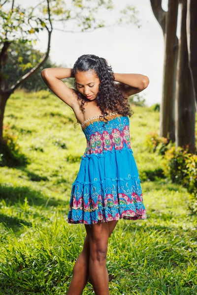 Mulher afro-americana, estilo de vida casual divertido conceito — Fotografia de Stock