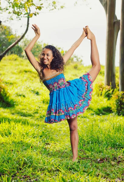 Afrikalı-Amerikalı kadın, yaşam tarzı geçici eğlenceli kavramı — Stok fotoğraf