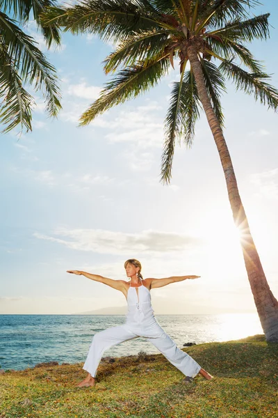 Gün batımında yoga yapan kadın. — Stok fotoğraf