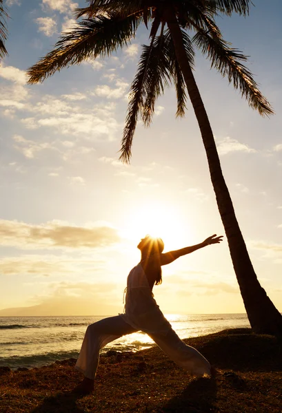 Nő csinál jóga napnyugtakor — Stock Fotó