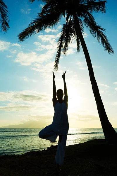 Kobieta uprawia jogę o zachodzie słońca — Zdjęcie stockowe