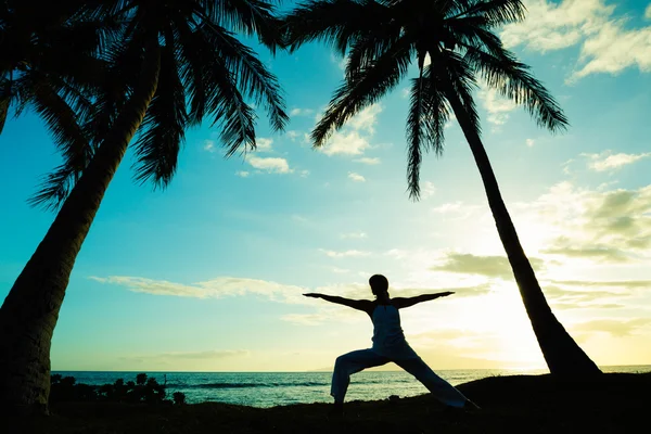 Žena cvičí jógu při západu slunce — Stock fotografie