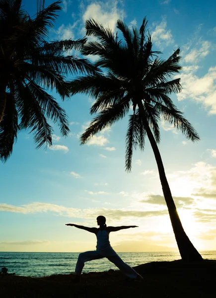 Gün batımında yoga yapan kadın. — Stok fotoğraf