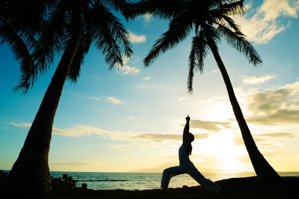 Gün batımında yoga yapan kadın. — Stok fotoğraf