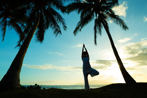 Mulher fazendo ioga ao pôr do sol — Fotografia de Stock