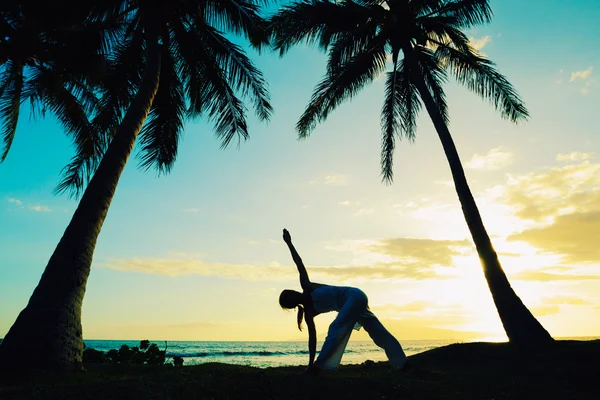 Kobieta uprawia jogę o zachodzie słońca — Zdjęcie stockowe