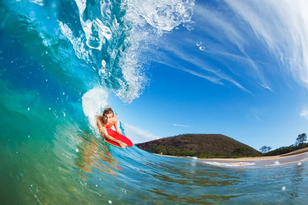 Kropp boarder surfing blå ocean wave — Stockfoto