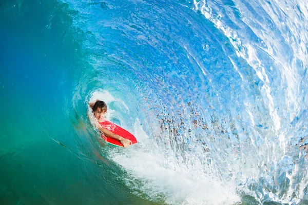 体のボーダー サーフィン青い海の波 — ストック写真