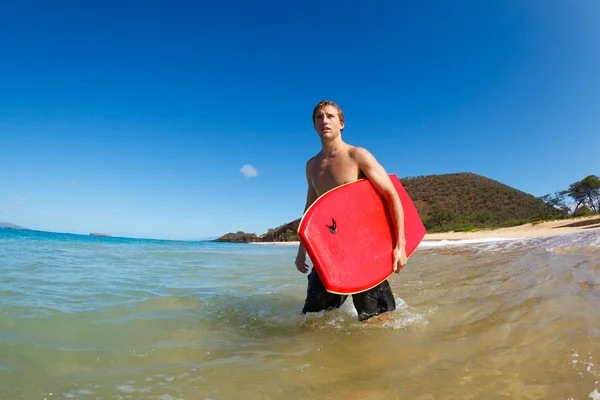 Jovem com Boogie Board na praia — Fotografia de Stock