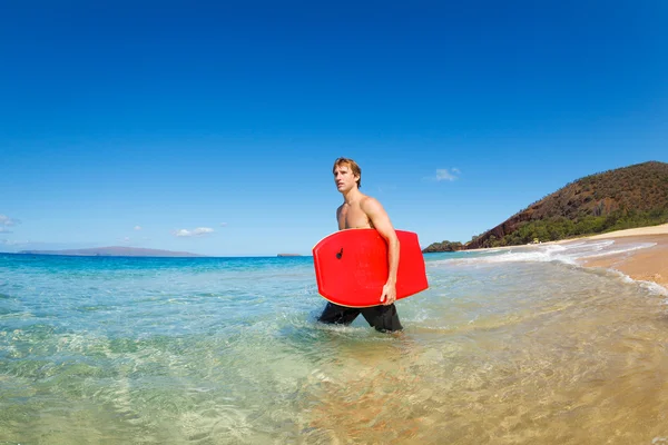 Ung man med boogie board på stranden — Stockfoto