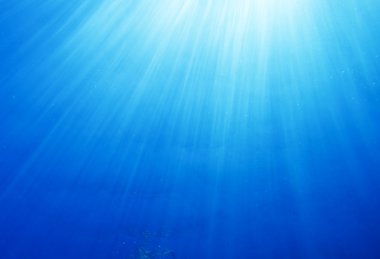 su altında ışık ışınları