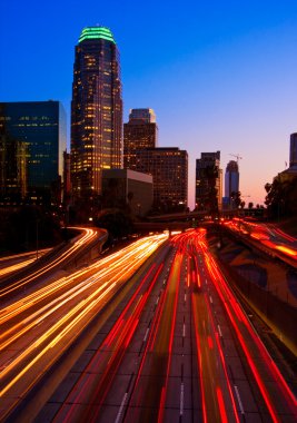 Los angeles, günbatımında otoyol trafik ile Kentsel şehir