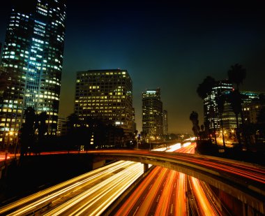 Los angeles, günbatımında otoyol trafik ile Kentsel şehir