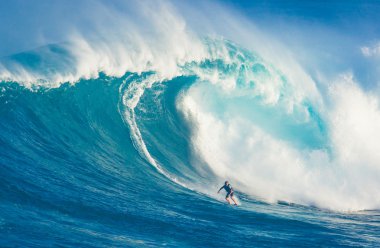 Maui, hi - 13 Mart: profesyonel sörfçü billy kemper rides bir gi