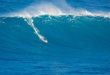 Maui, hi - 13 Mart: profesyonel sörfçü billy kemper rides bir gi
