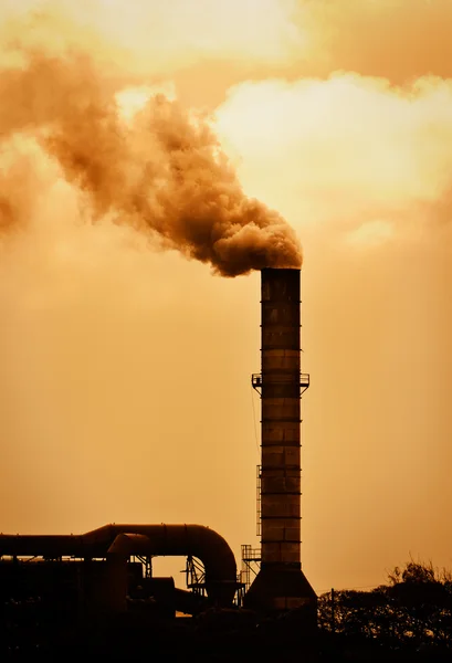 La fumée du réchauffement climatique monte de l'usine — Photo
