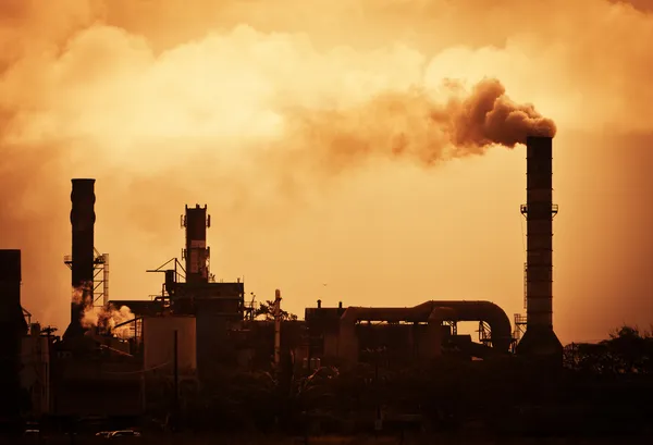Globale opwarming van de aarde rook stijgt uit fabriek — Stockfoto