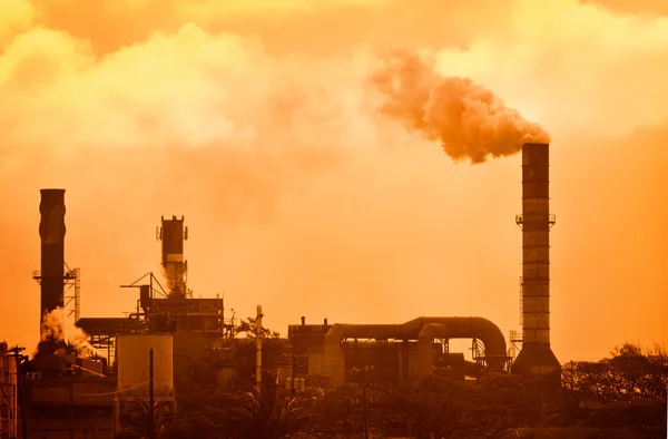 Дым глобального потепления поднимается с фабрик — стоковое фото