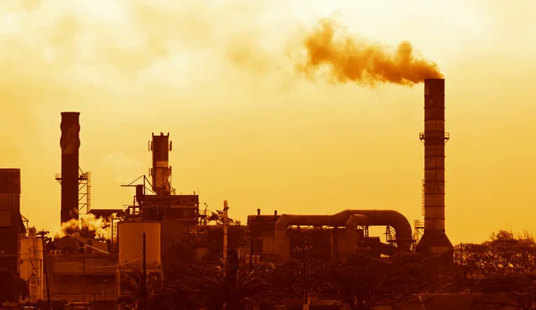Globala uppvärmningen rök stiger från fabrik — Stockfoto