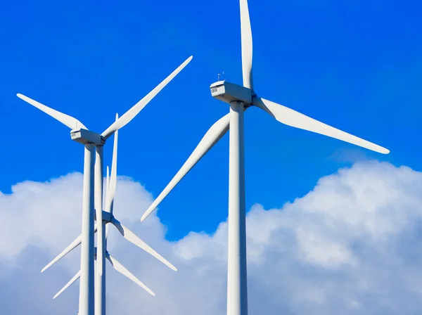 Molinos de viento con cielo azul — Foto de Stock