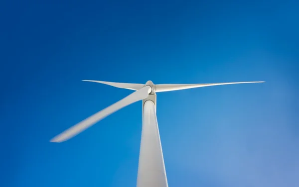 Molinos de viento con cielo azul — Foto de Stock