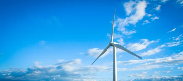 Větrné elektrárny s modrou oblohou — Stock fotografie