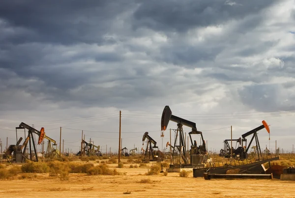 Campo de petróleo no deserto — Fotografia de Stock