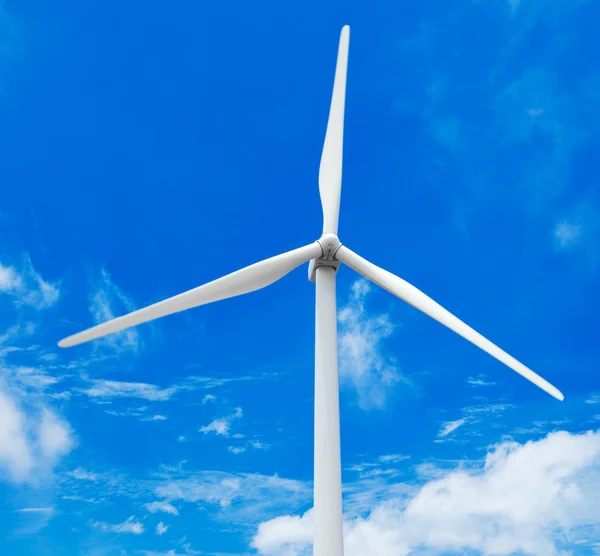 Větrné elektrárny s modrou oblohou — Stock fotografie