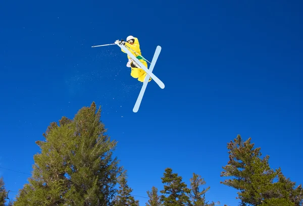 スキーヤーは、ジャンプをオフ ビッグエアーを取得します。 — ストック写真