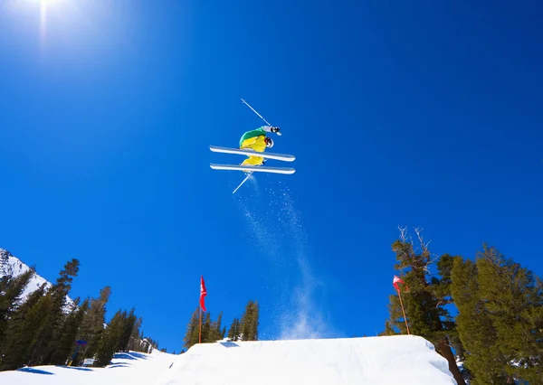 Skidåkare blir big air av hopp — Stockfoto