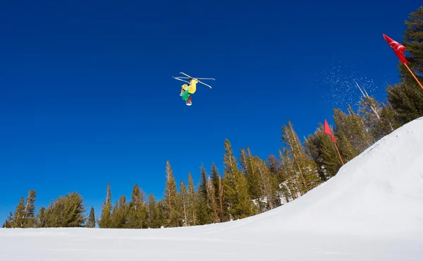 Kayakçı büyük hava kapalı atlamak alır — Stok fotoğraf