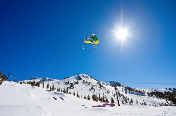 Skidåkare blir big air av hopp — Stockfoto