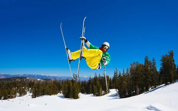 Esquiador consigue grande aire de salto — Foto de Stock