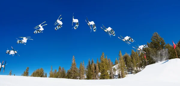 根本的なバックをやっているスキーヤーのシーケンス ジャンプをオフに反転します。 — ストック写真
