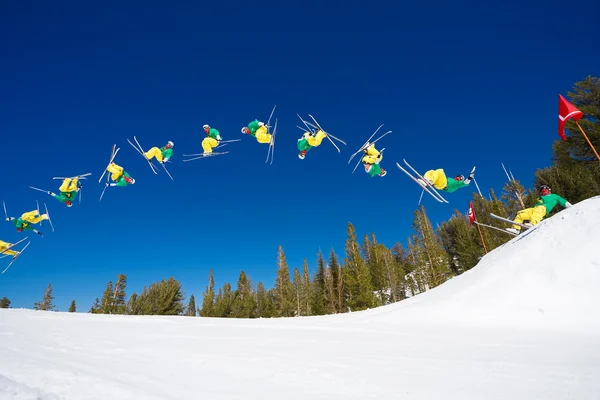 Secuencia de esquiador haciendo Radical Back Flip off Saltar — Foto de Stock