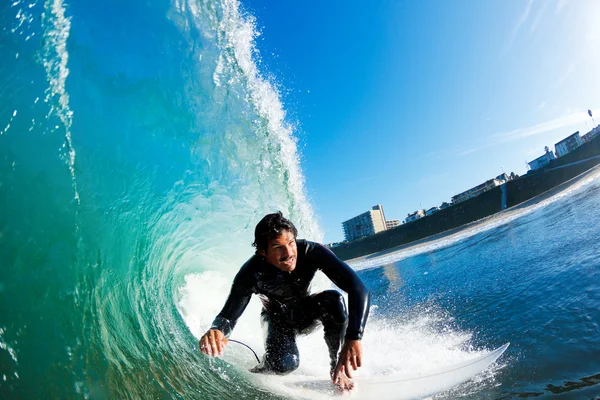 Surfer auf blauer Ozeanwelle — Stockfoto