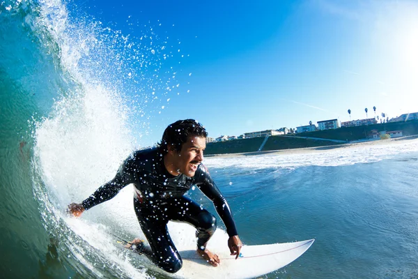 Surfista na onda azul do oceano — Fotografia de Stock