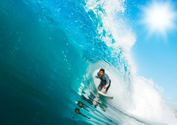 Серфер на волне Голубого океана — стоковое фото