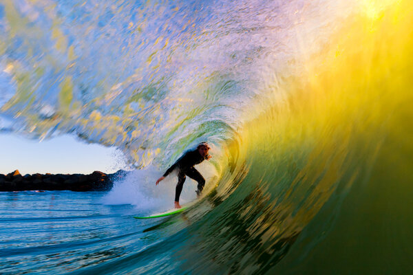 Серфер на волне Голубого океана
