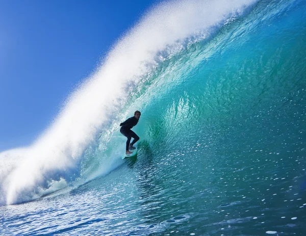 Серфер на волне Голубого океана — стоковое фото