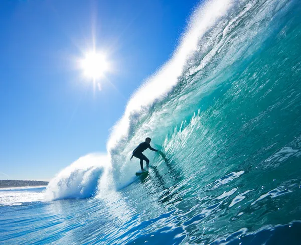 Surfista na onda azul do oceano — Fotografia de Stock