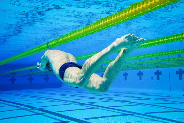 Nadador en la piscina bajo el agua — Foto de Stock