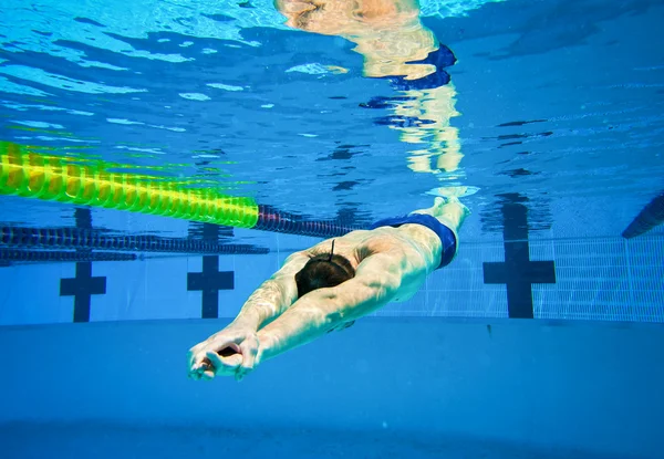 Nadador en la piscina bajo el agua —  Fotos de Stock
