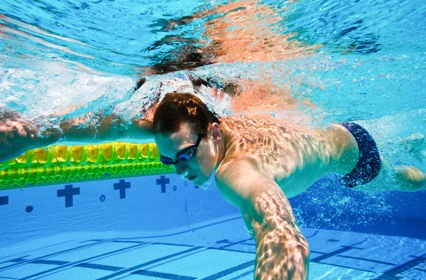 Úszó a medencében víz alatt — Stock Fotó