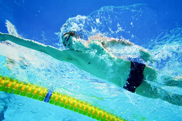 Zwemmer in het zwembad Onderwater — Stockfoto