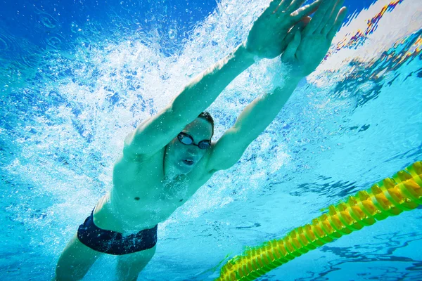 Пловец в бассейне под водой — стоковое фото
